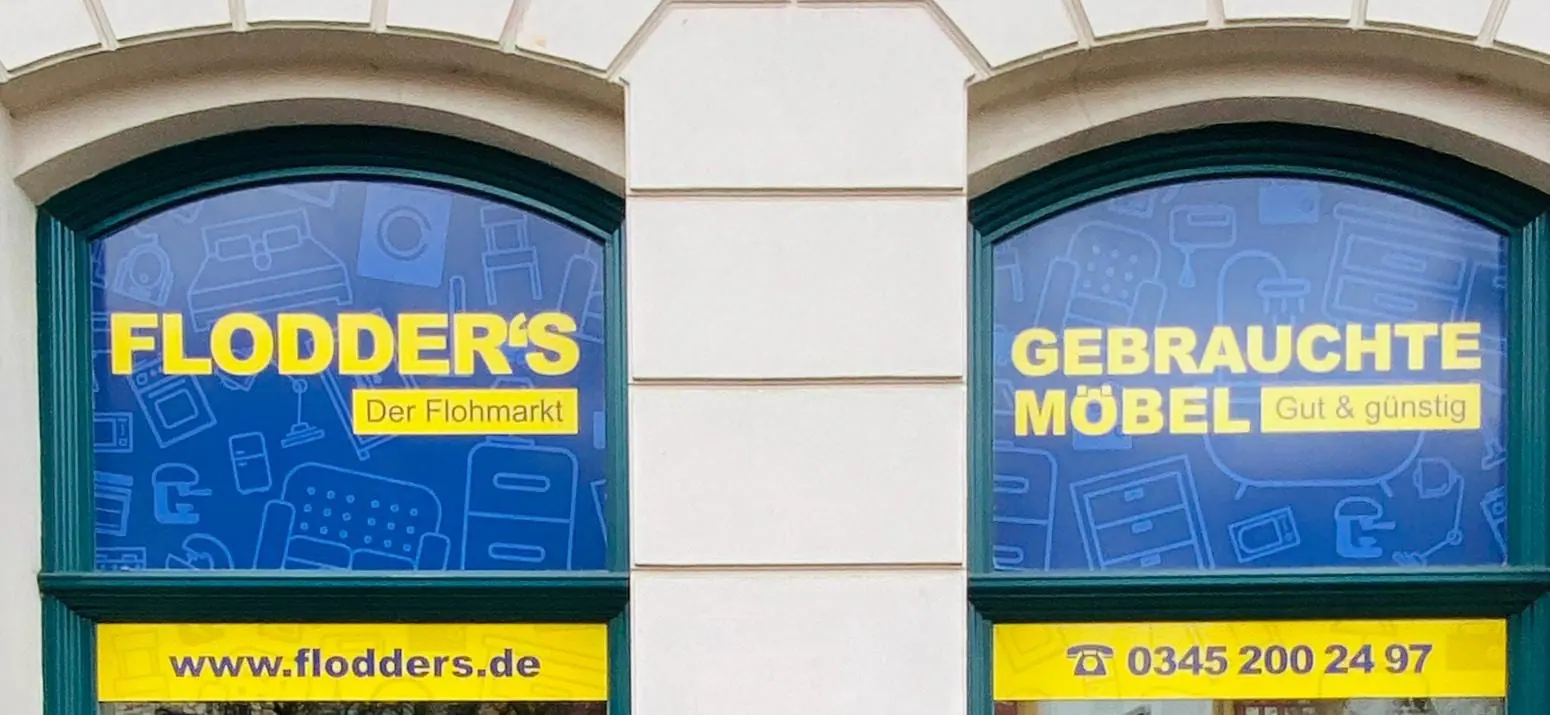 Fassade des Flodder's Ladengeschäfts „Gebrauchte Möbel“ am Universitätsring in Halle (Saale)