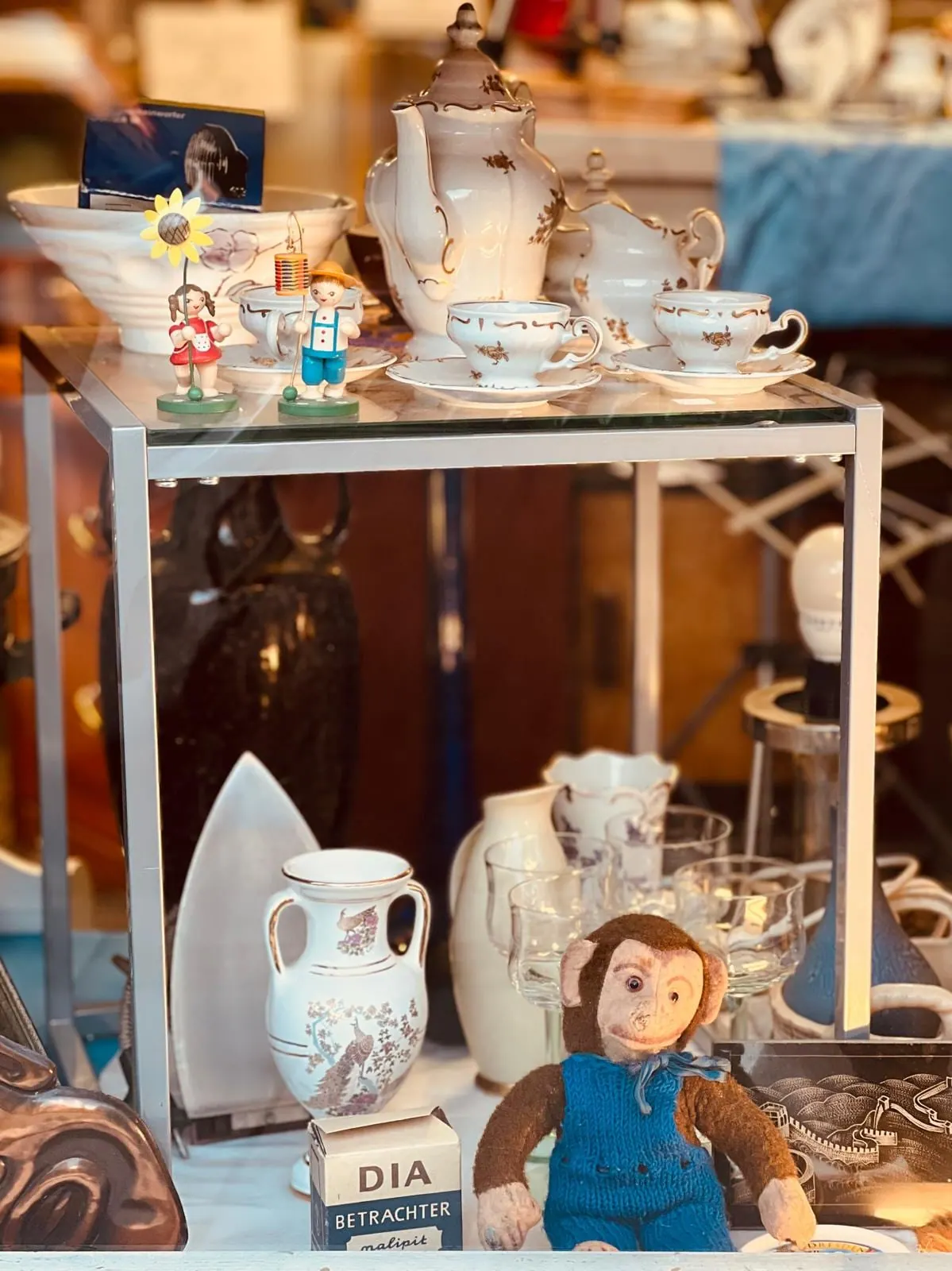 Tassen, Porzellan und Einzelstücke im Flodder's Ladengeschäft in Halle (Saale)
