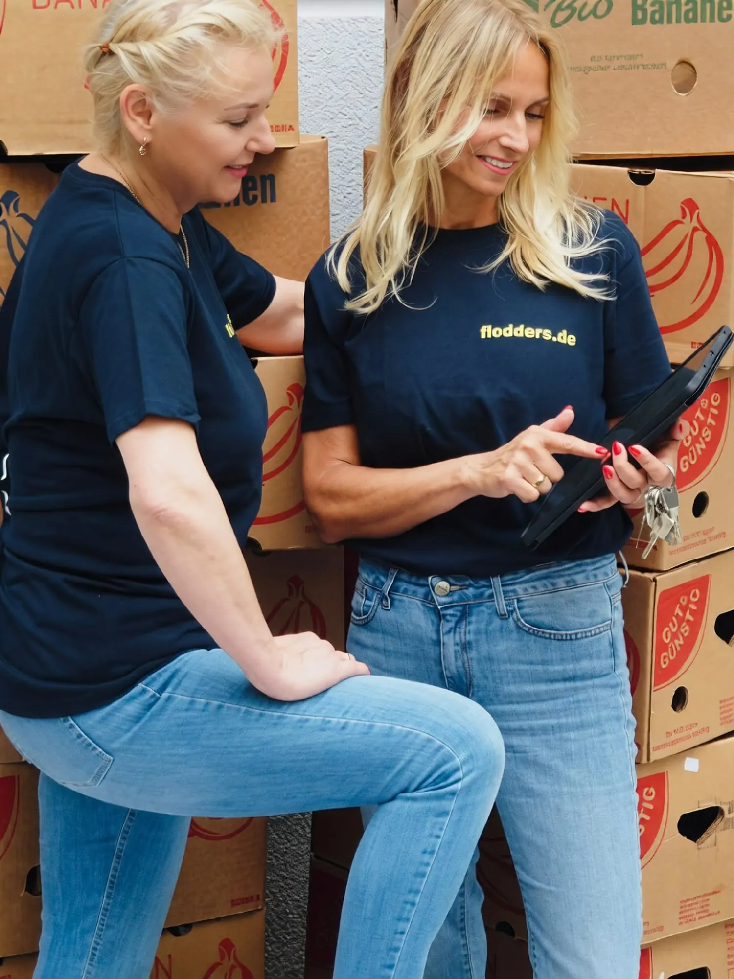 Anette Kochmann und Yvonne Bergmann, Inhaberinnen von Flodder's Haushaltsauflösung in Halle (Saale), im Gespräch vor gestapelten Umzugskartons