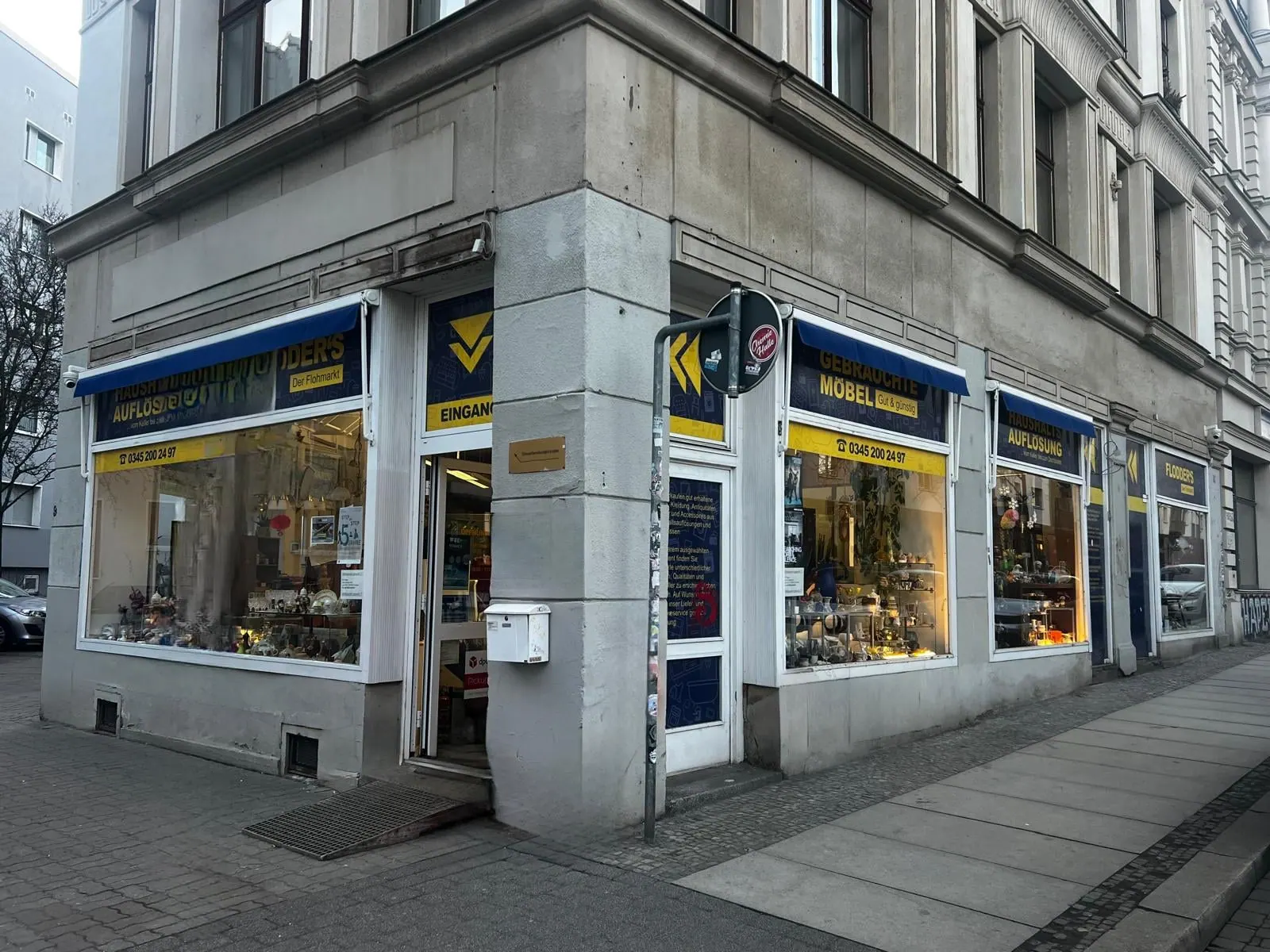 Eckansicht des Flodder's Ladengeschäfts in Halle (Saale) mit Schaufenstern, Markisen und Eingang