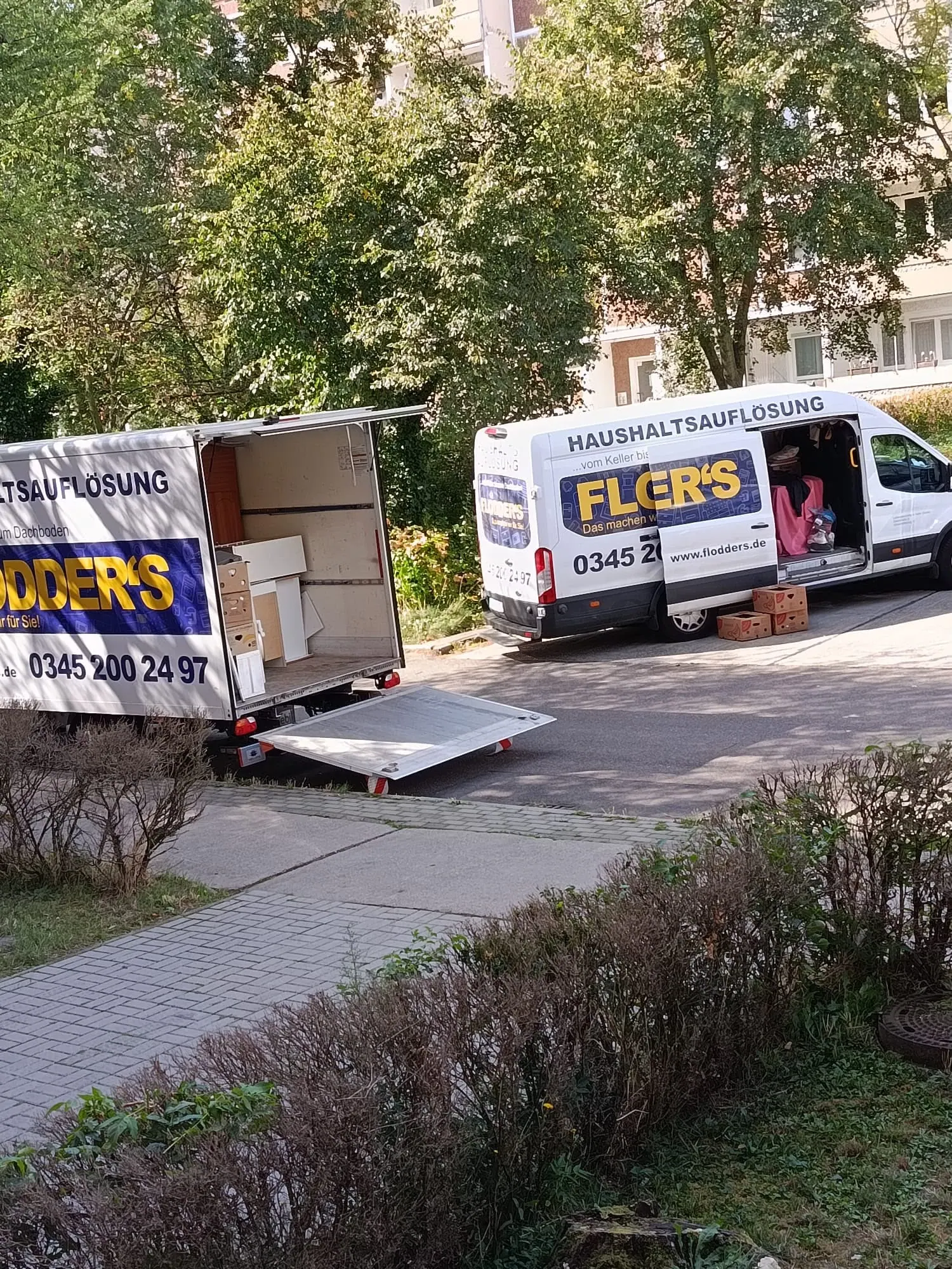 LKW und Transporter von Flodder's beim Verladen von Möbeln während einer Haushaltsauflösung in Halle