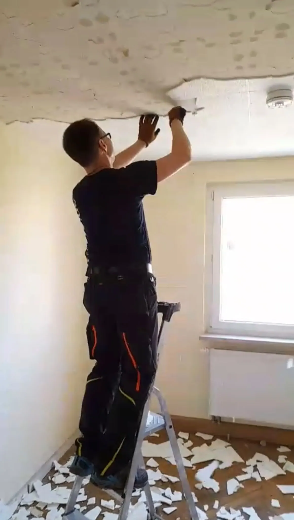 Mitarbeiter von Flodder's baut Gardinenschienen bei einer Wohnungsräumung ab