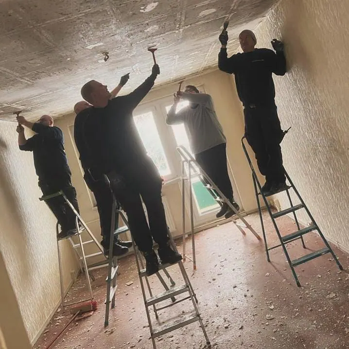 Team von Flodder's bei Renovierungsarbeiten an der Decke einer geräumten Wohnung in Halle