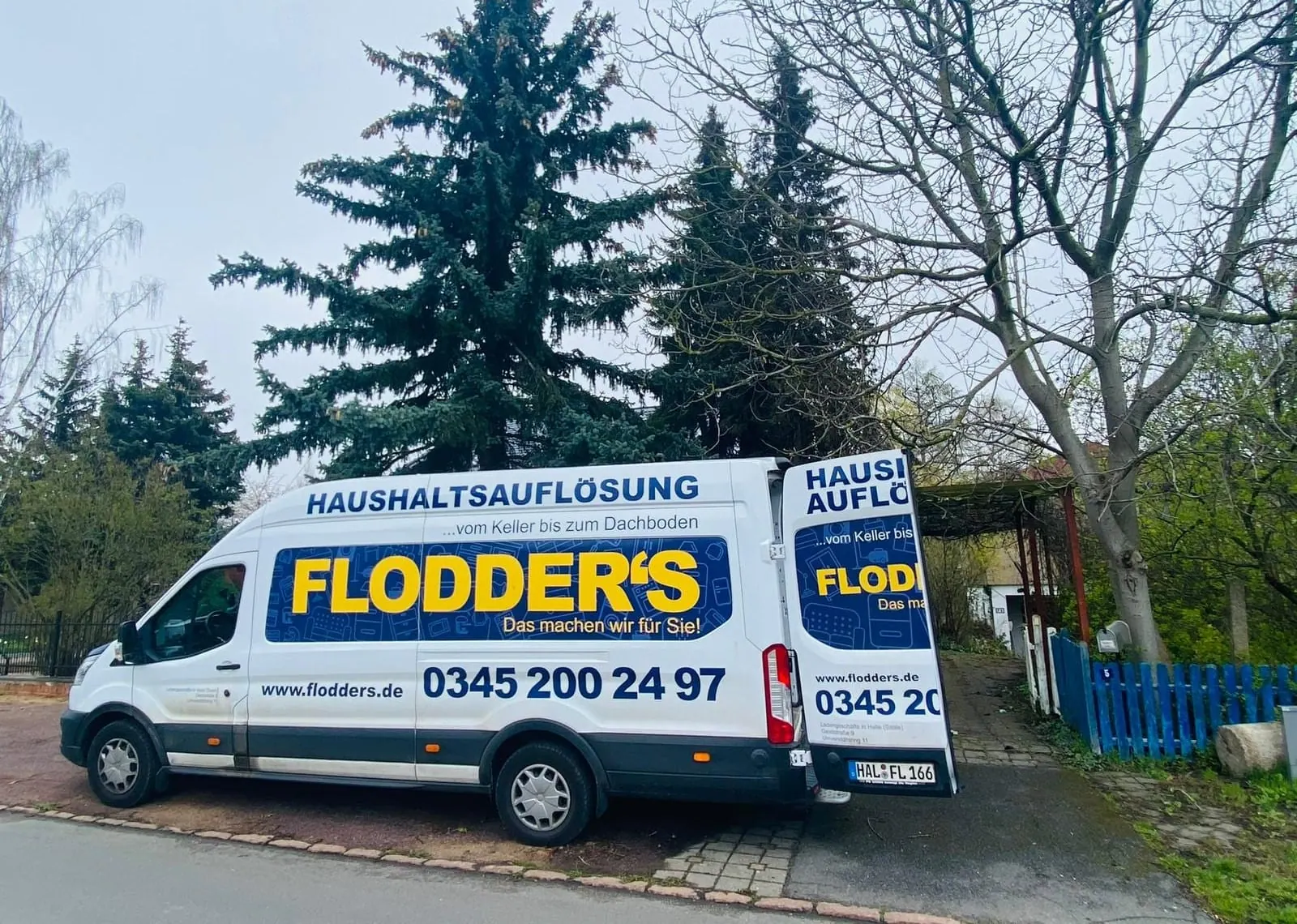 Transporter von Flodder's Haushaltsauflösung mit der Aufschrift „Das machen wir für Sie!“ in Halle (Saale)