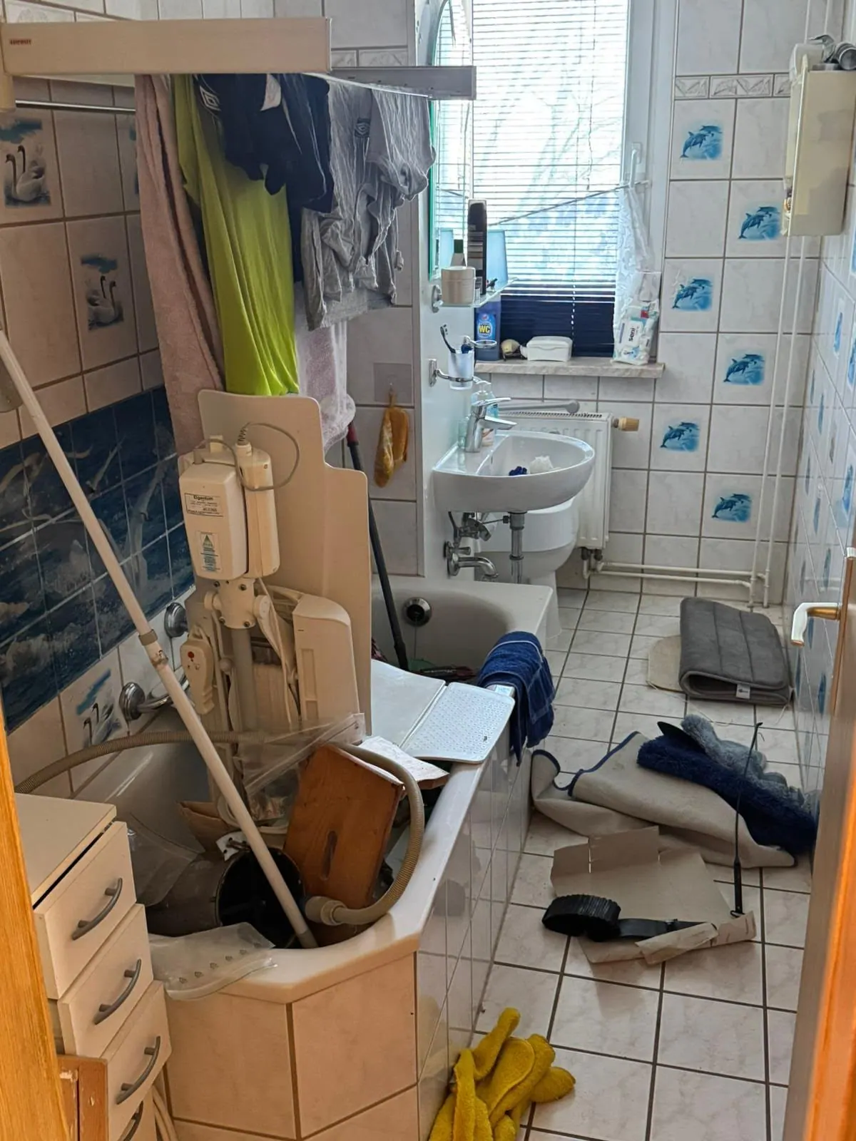 Vollgestelltes Badezimmer mit Kartons und Gerümpel vor der Entrümpelung in Halle (Saale)